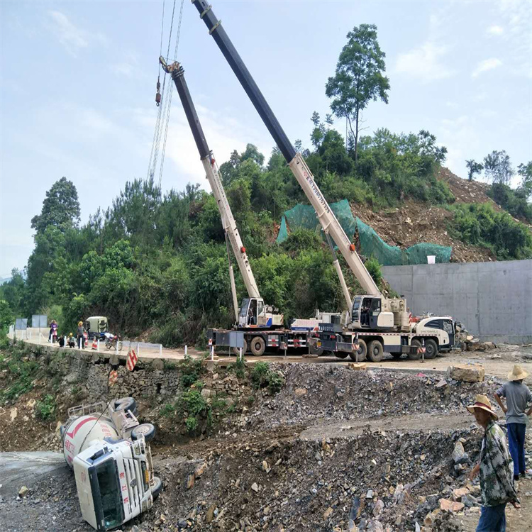 青岛市北汽车掉沟里叫吊车救援要多少钱